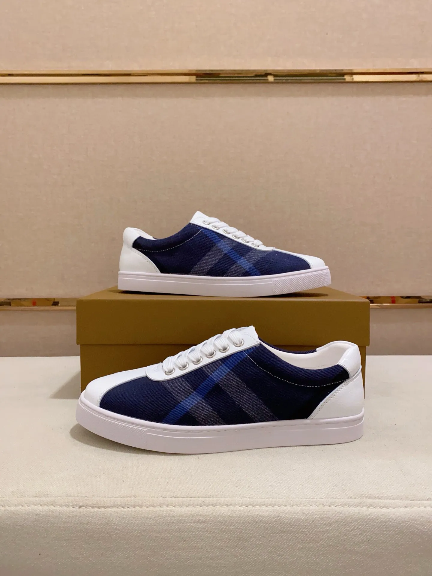 Men's shoes 💰: 400💰🥳◾️▫️The new Burberry men's classic low-top sneakers are reinterpreted with Vintage retro plaid cotton material and calfskin, decorated with a new brand logo. First-layer sheepskin lining, embossed Burberry logo on the heel, and original TPU outsole! Code number: 38-44. Can be customized45